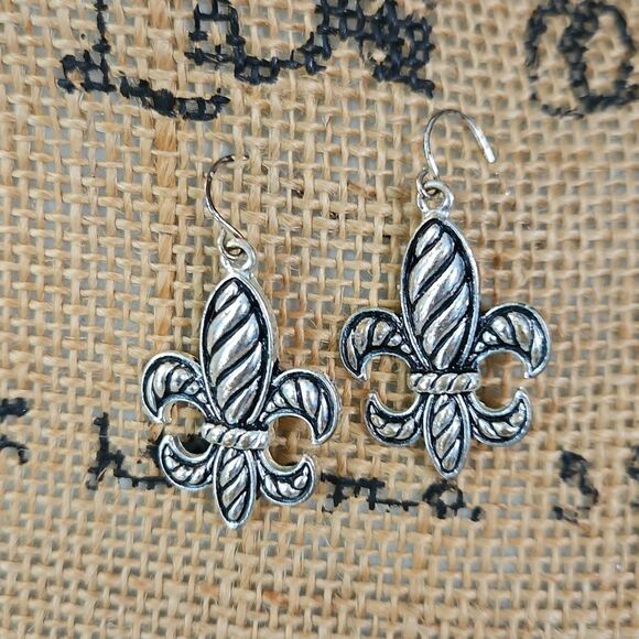 NWT Silver Tone Fleur-de-Lis Earrings - Picture 2 of 5
